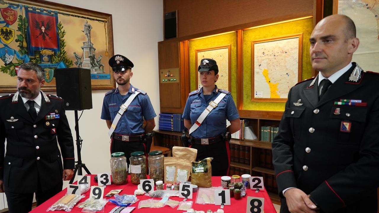 Il sequestro dei carabinieri e, da sinistra, il maggiore Guido Cioli (a capo del nucleo investigativo labronico), due sovrintendenti e il tenente colonnello Rocco Taurasi, responsabile del reparto operativo di Livorno