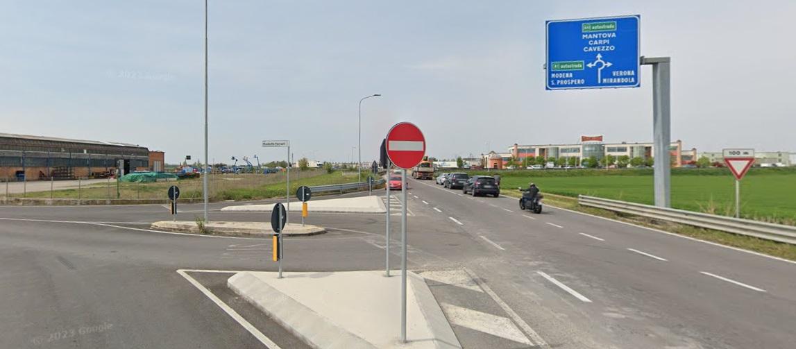Scontro tra due giovani amici in scooter e moto: uno è ferito gravemente