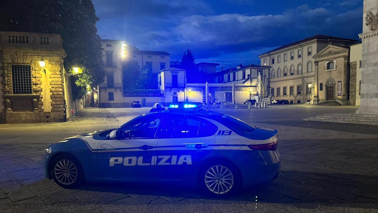 Lucca, molestano i passanti al luna park e reagiscono ai poliziotti