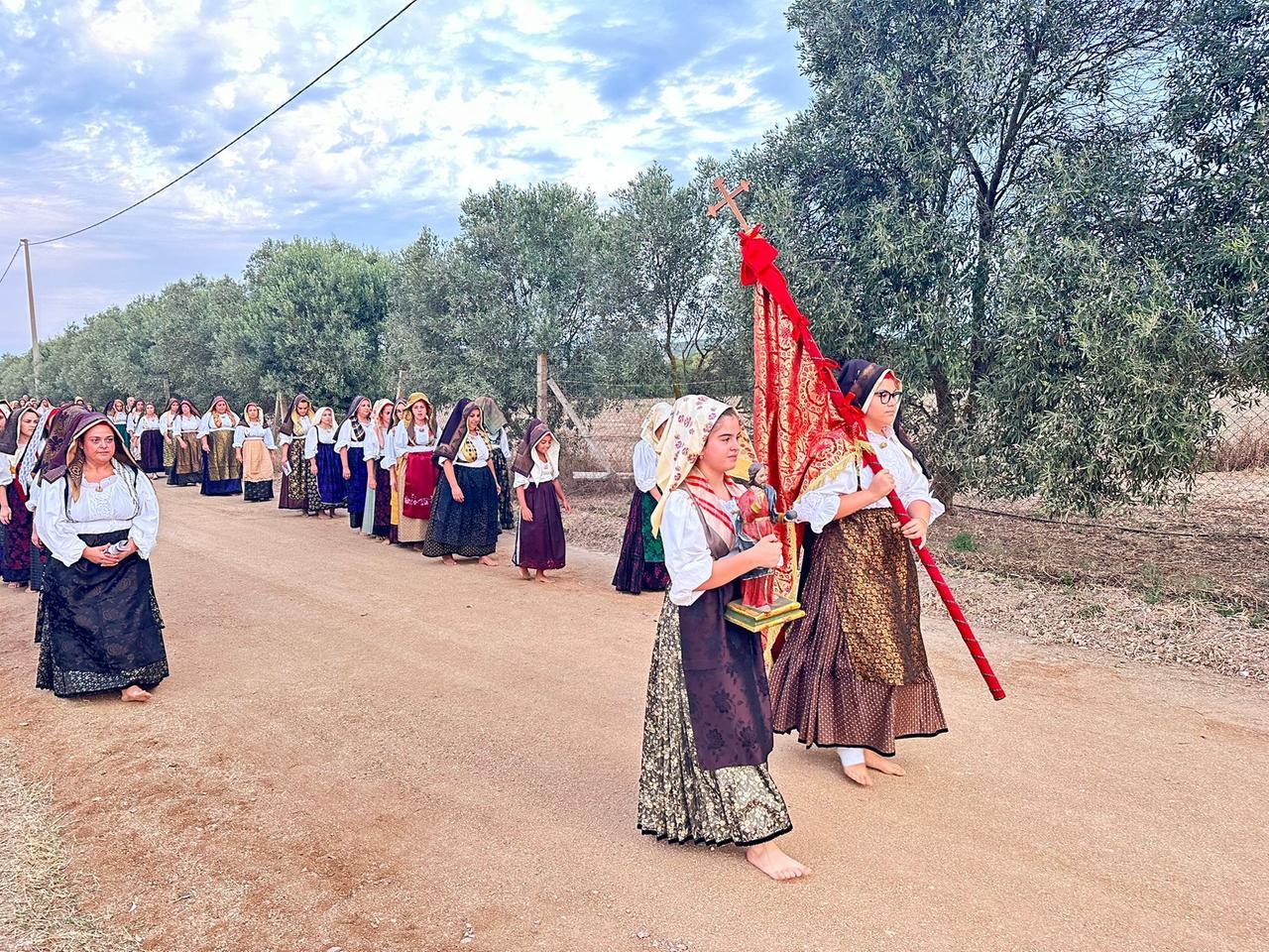Le donne scalze e l’ultima camminata del piccolo Santo sino a Cabras