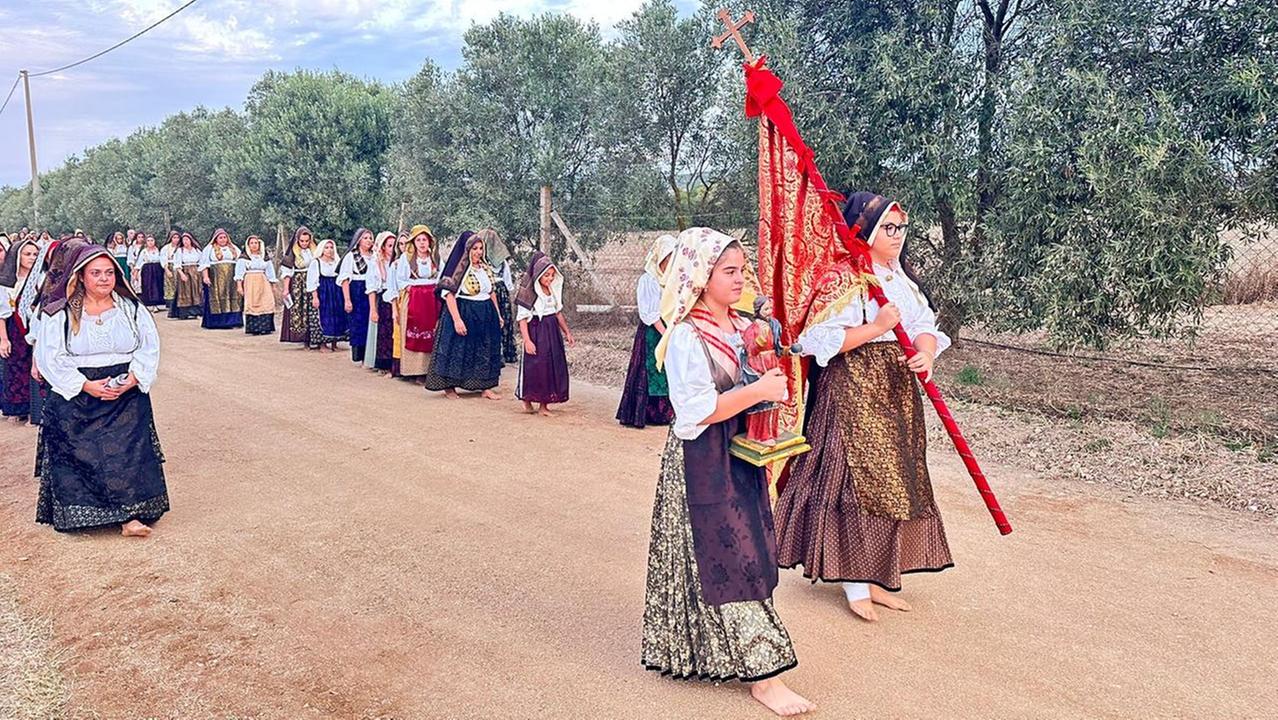 Le donne scalze e l’ultima camminata del piccolo Santo sino a Cabras