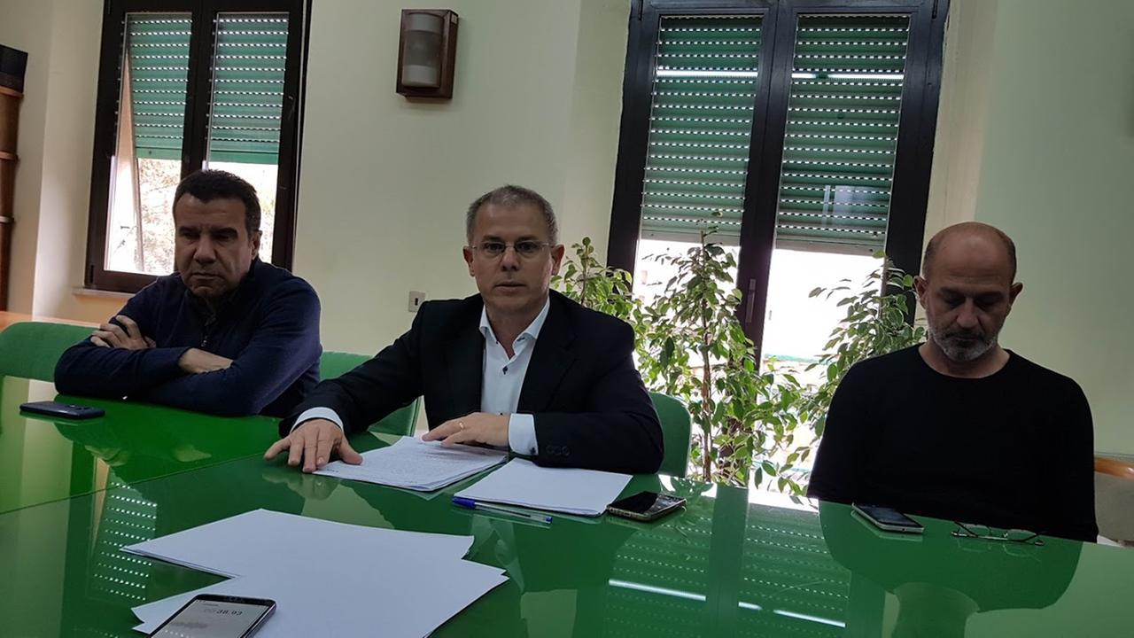 
	Al centro Battista Ghisu durante la sua presidenza&nbsp;del Consorzio di Bonifica dell&rsquo;Oristanese

