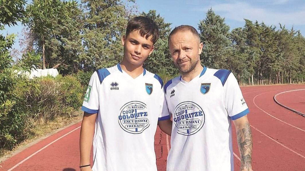 A 16 anni Matteo Nieddu esordisce con la Baunese e accanto a lui papà Marco segna un gol