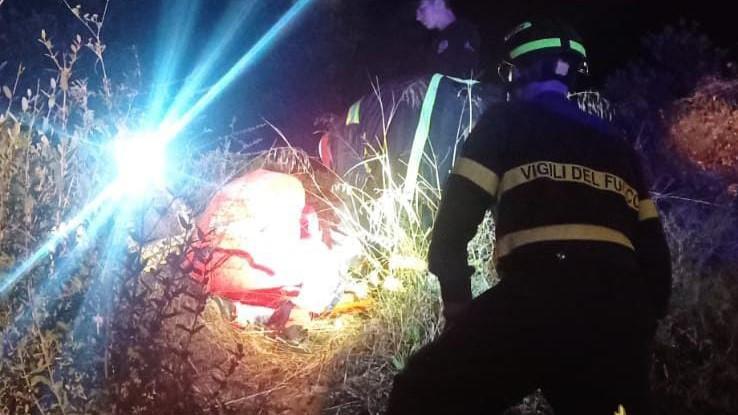 Terribile schianto ad Arzachena: motociclista finisce su un guardrail e precipita in una scarpata