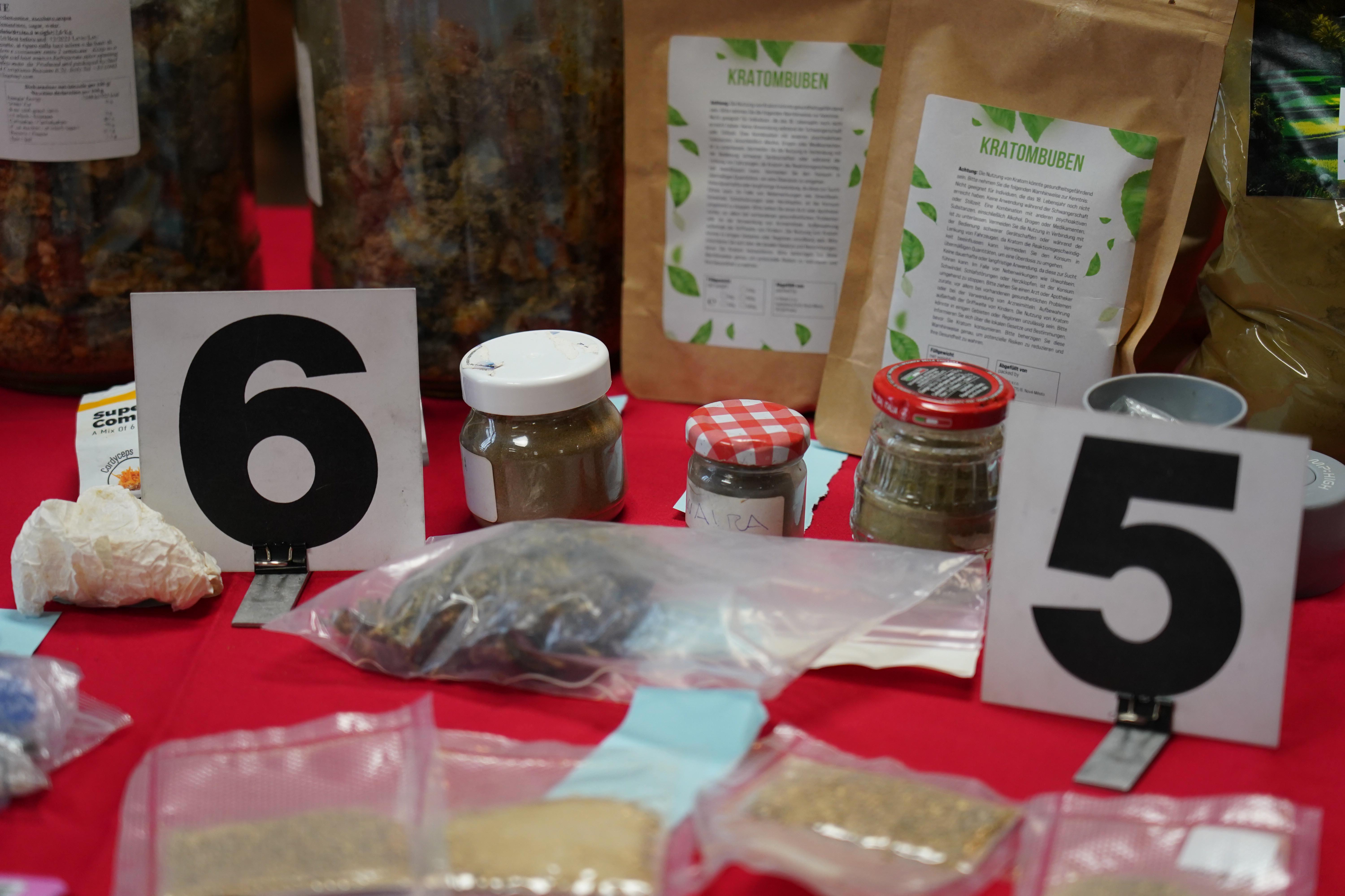 Parte degli allucinogeni sequestrati dai carabinieri (foto Franco Silvi)