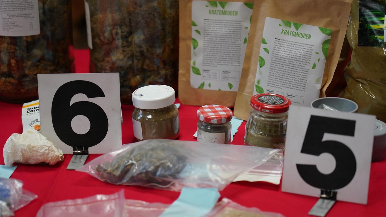 Parte degli allucinogeni sequestrati dai carabinieri (foto Franco Silvi)