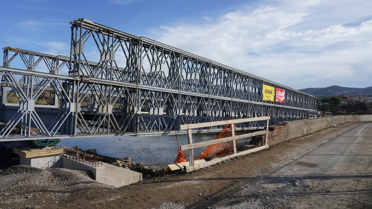 Il ponte provvisorio sul Rio Ardenza subito dopo il suo assemblaggio (Foto d’archivio)