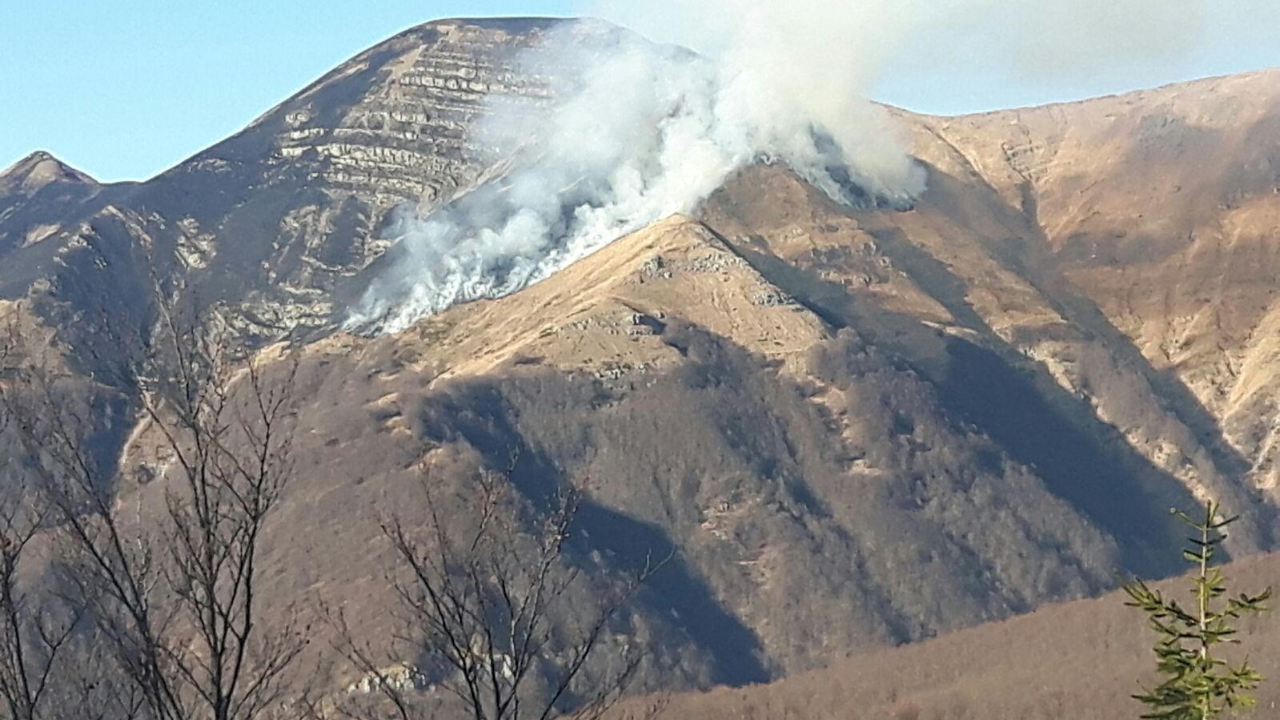 Nella foto l’incendio che il 10 dicembre 2016 distrusse circa 100 ettari di sottobosco, pascoli e mirtillaie sul versante toscano