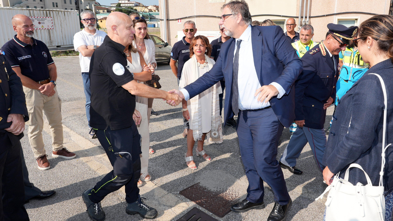 Il dottor Paolini (a sinistra) riceve il capo della protezione civile Fabio Ciciliano alla Cross (foto Nucci)