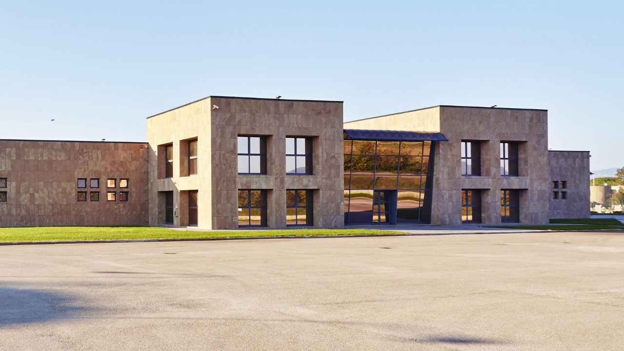 L’impianto di stoccaggio e confeziona- mento dell’olio Evo al Madonnino di Braccagni