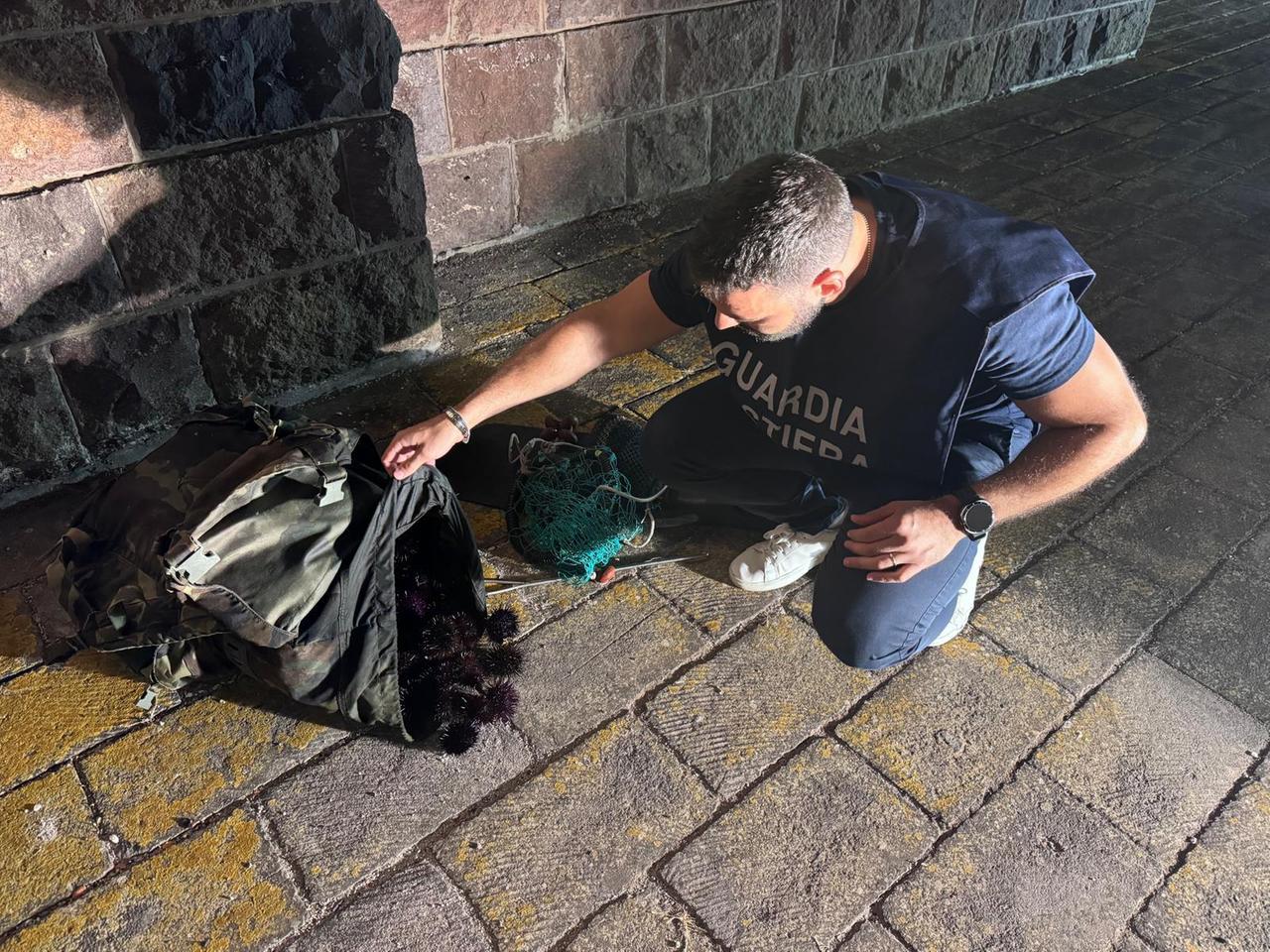 Pesca abusiva di ricci a Bosa, fermato e multato un pescatore non autorizzato