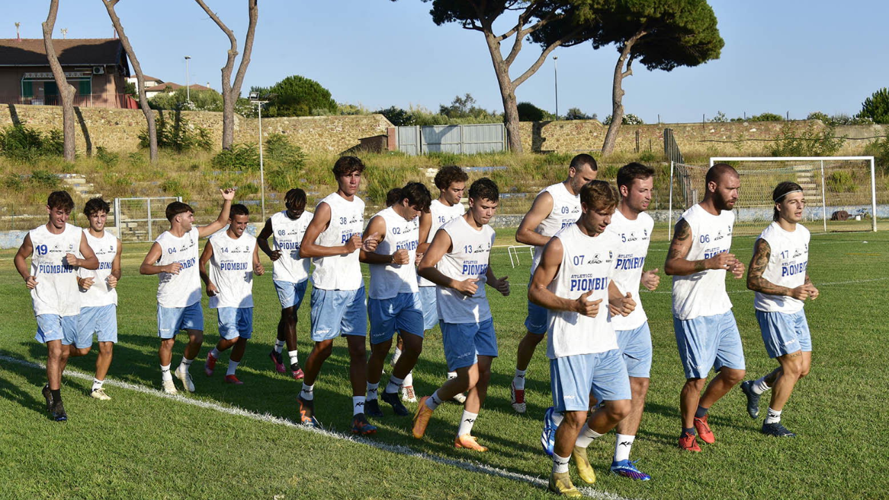 I giocatori dell’Atletico Piombino impegnati durante gli allenamenti al Magona (foto Paolo Barlettani)