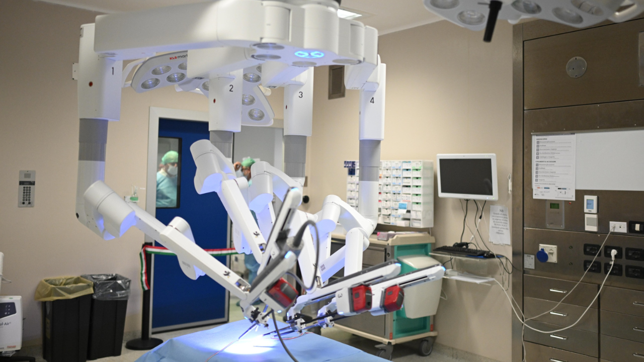 Il robot chirurgico Da Vinci in sala operatoria (foto Paglianti)