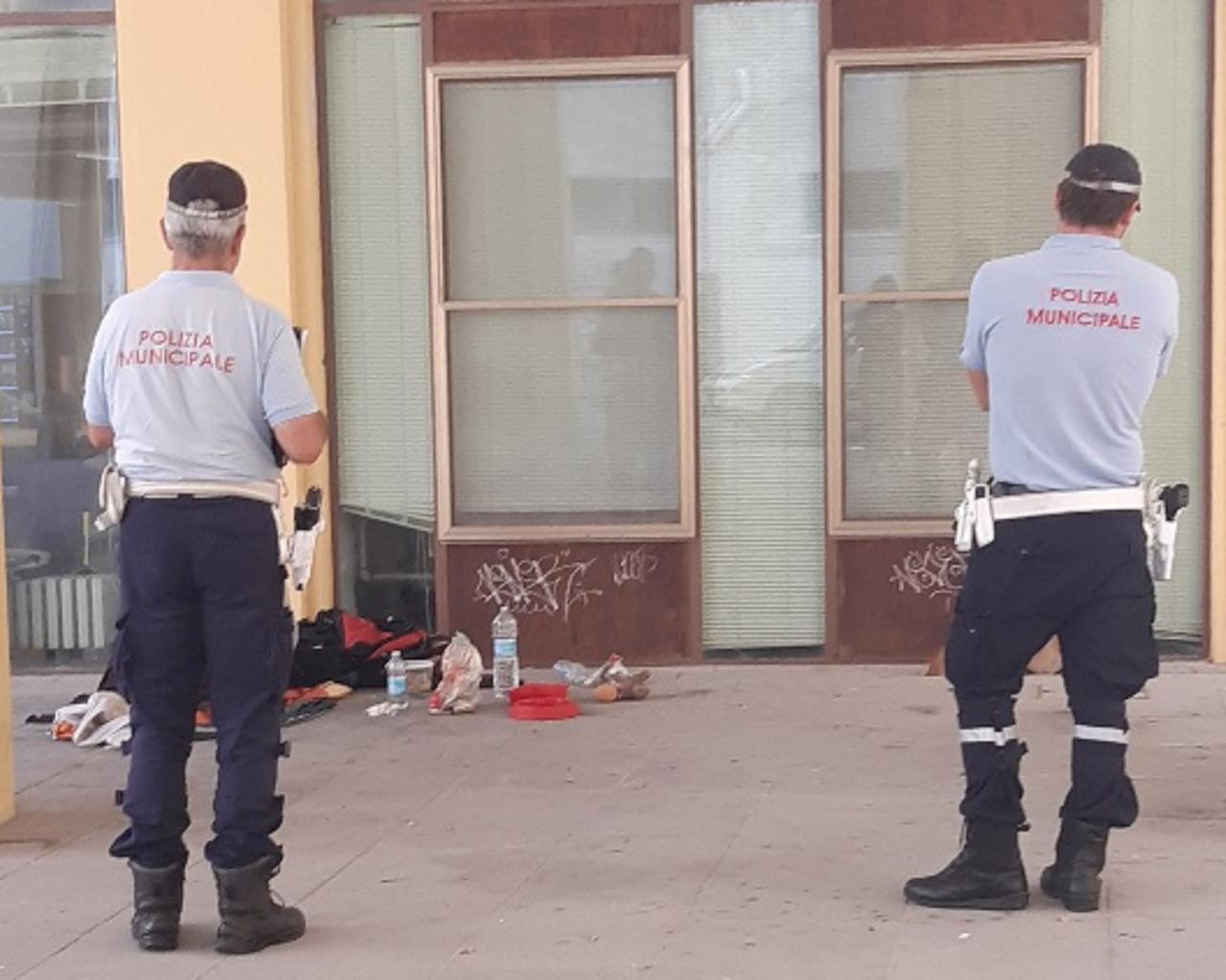 Livorno, la polizia municipale allontana 13 senzatetto da vari quartieri