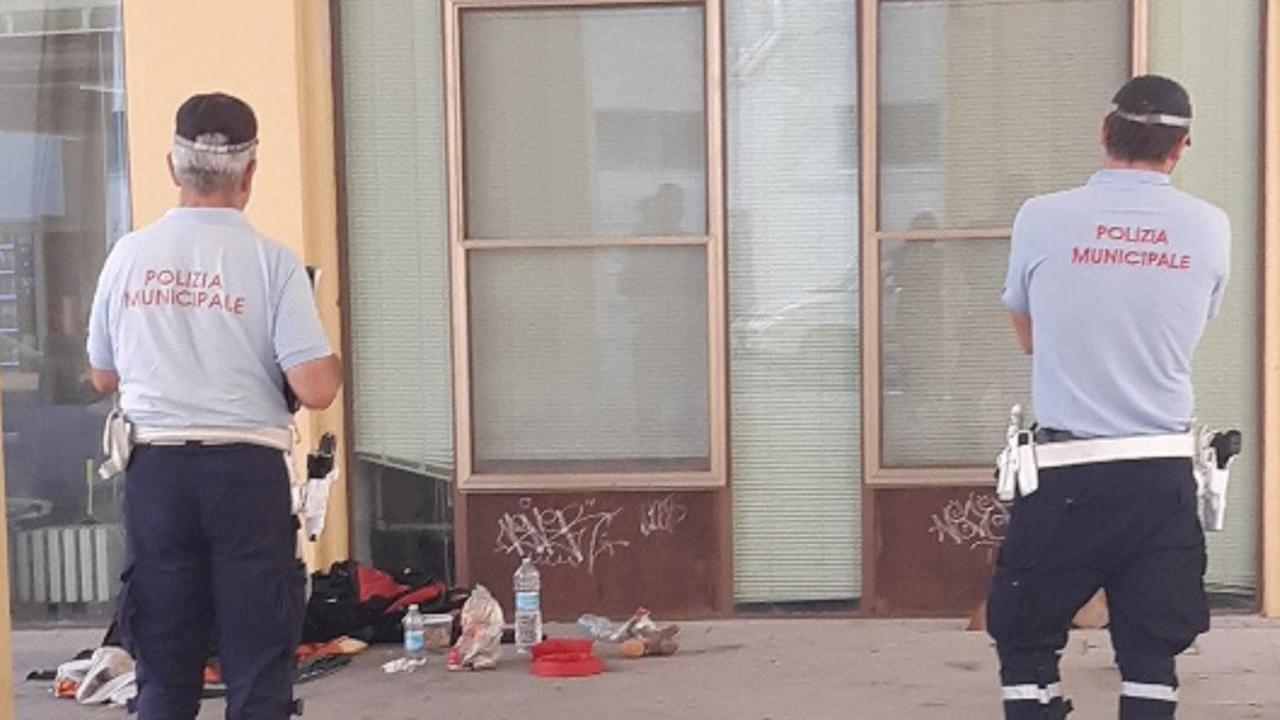 Livorno, la polizia municipale allontana 13 senzatetto da vari quartieri