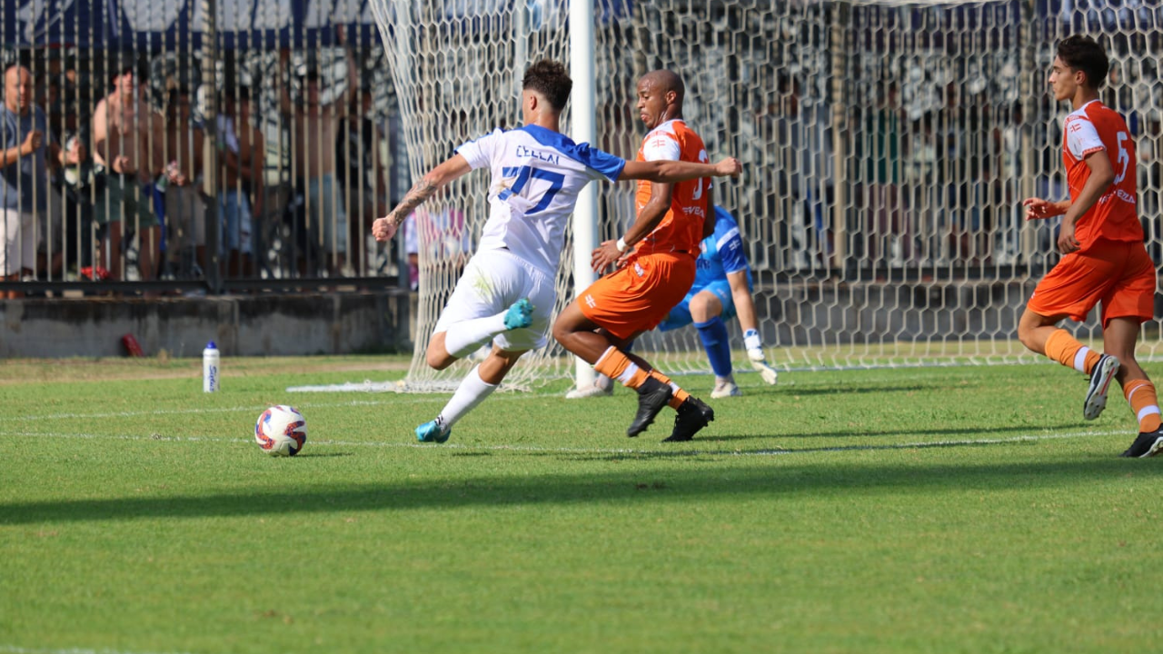 Un momento dell’incontro perso dal Prato contro il Seravezza nel primo turno di Coppa Italia (foto Tarducci)