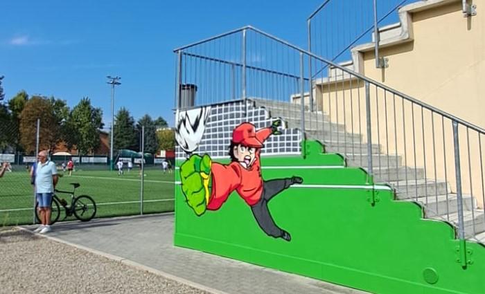 Un murales su Holly e Benji colora la tribuna dello stadio di Savignano – LE FOTO