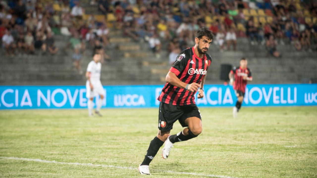 Rocco Costantino, 34anni, nuovo centravanti della Lucchese arrivato in estate dal Catania