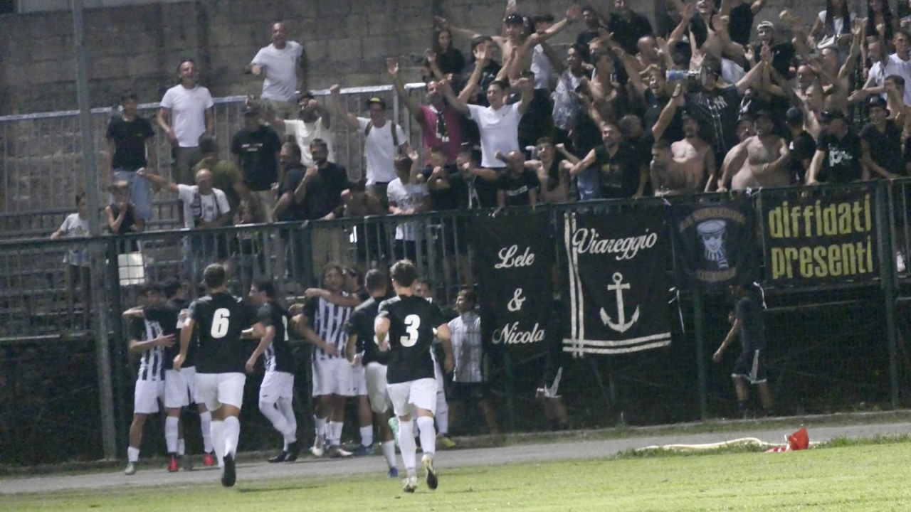 I bianconeri esultano sotto gli spalti davanti ai tifosi (Foto Roberto Paglianti)