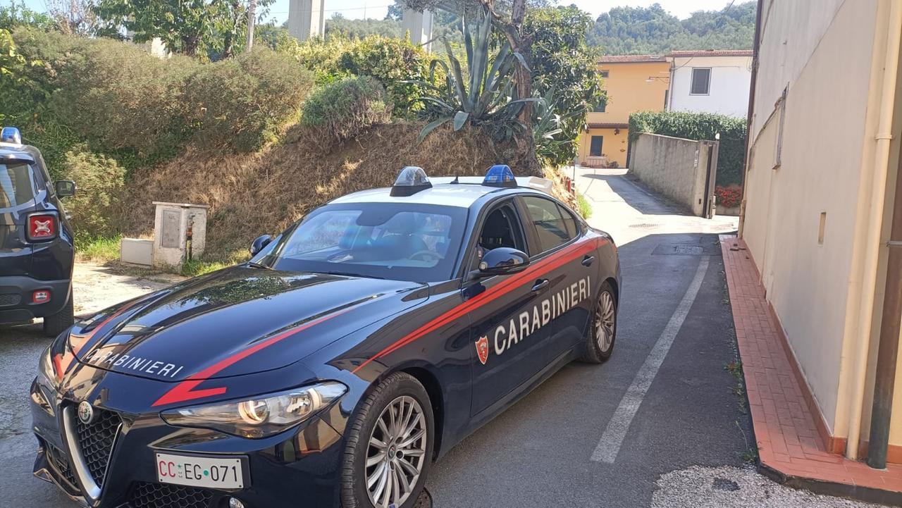 Lucca, nasconde la droga nell’auto dei carabinieri: arrestato