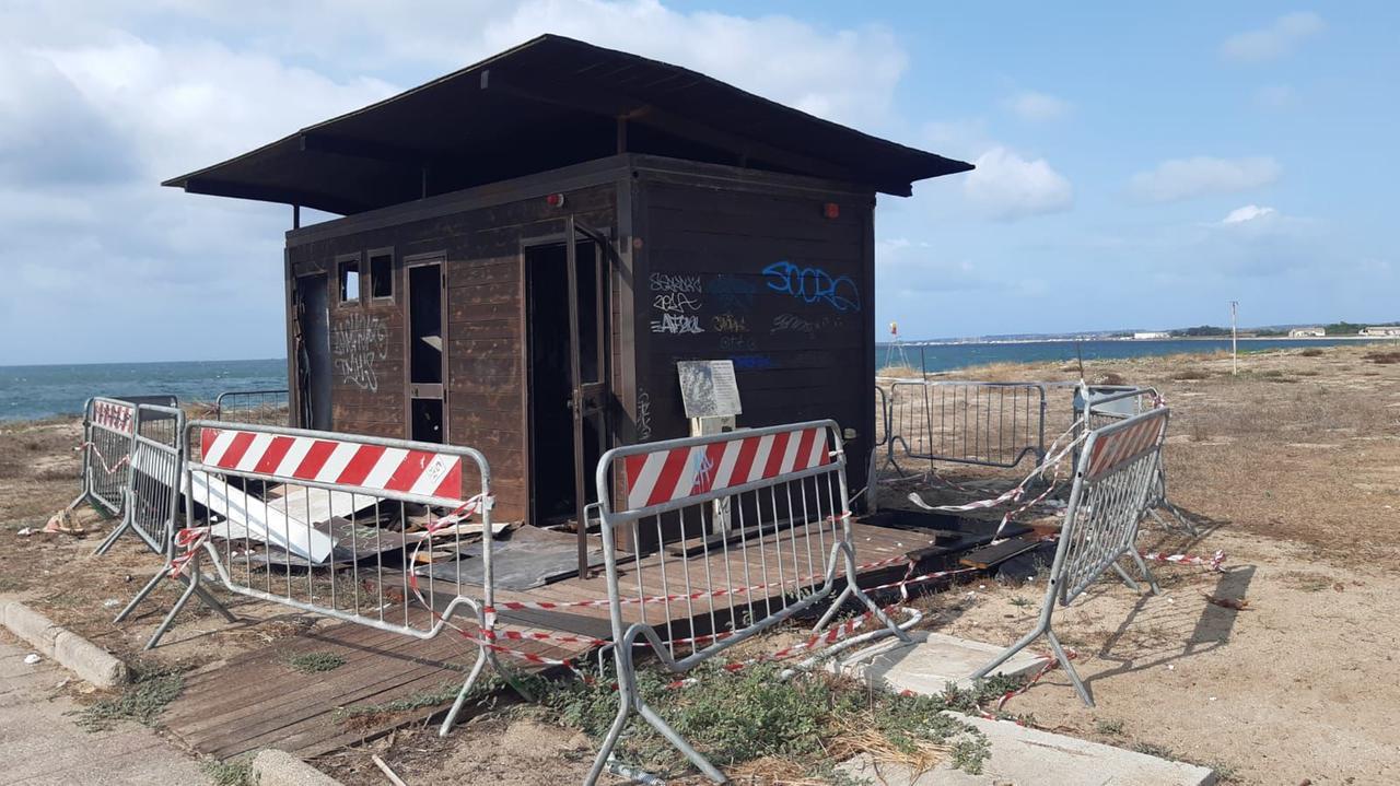 Vietato fare i bisogni a Torregrande: l’ultimo bagno pubblico è stato incendiato e il Comune di Oristano non lo sistema