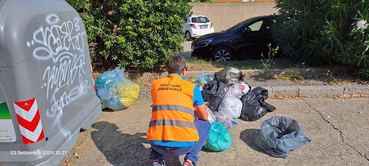 
	Un controllo di un ispettore ambientali in piazza Li Gobbi

