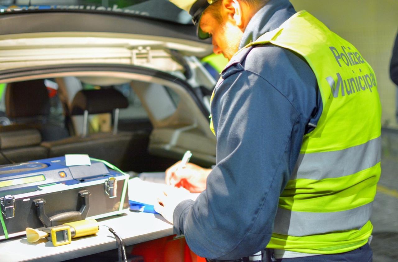 Ubriaco alla guida, si addormenta in auto in mezzo alla strada a Modena