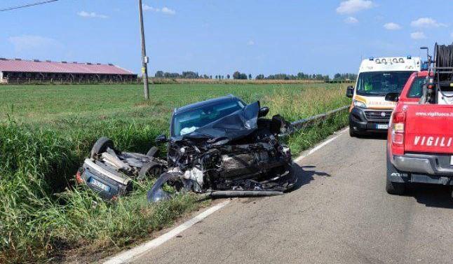 Schianto tra due auto a Soliera, una si ribalta e finisce nel fosso