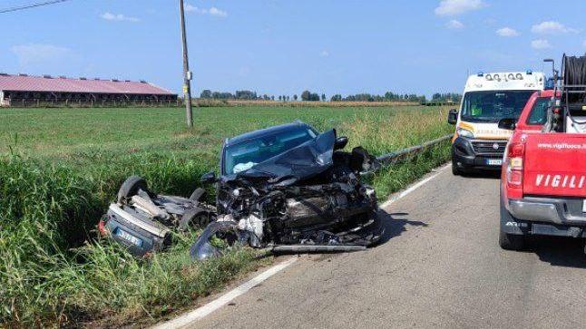 Schianto tra due auto a Soliera, una si ribalta e finisce nel fosso