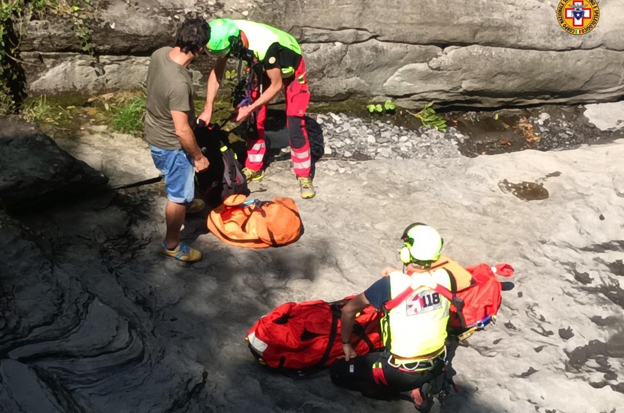 Cade nel greto del fiume durante un’escursione a Fanano, ferito un 62enne