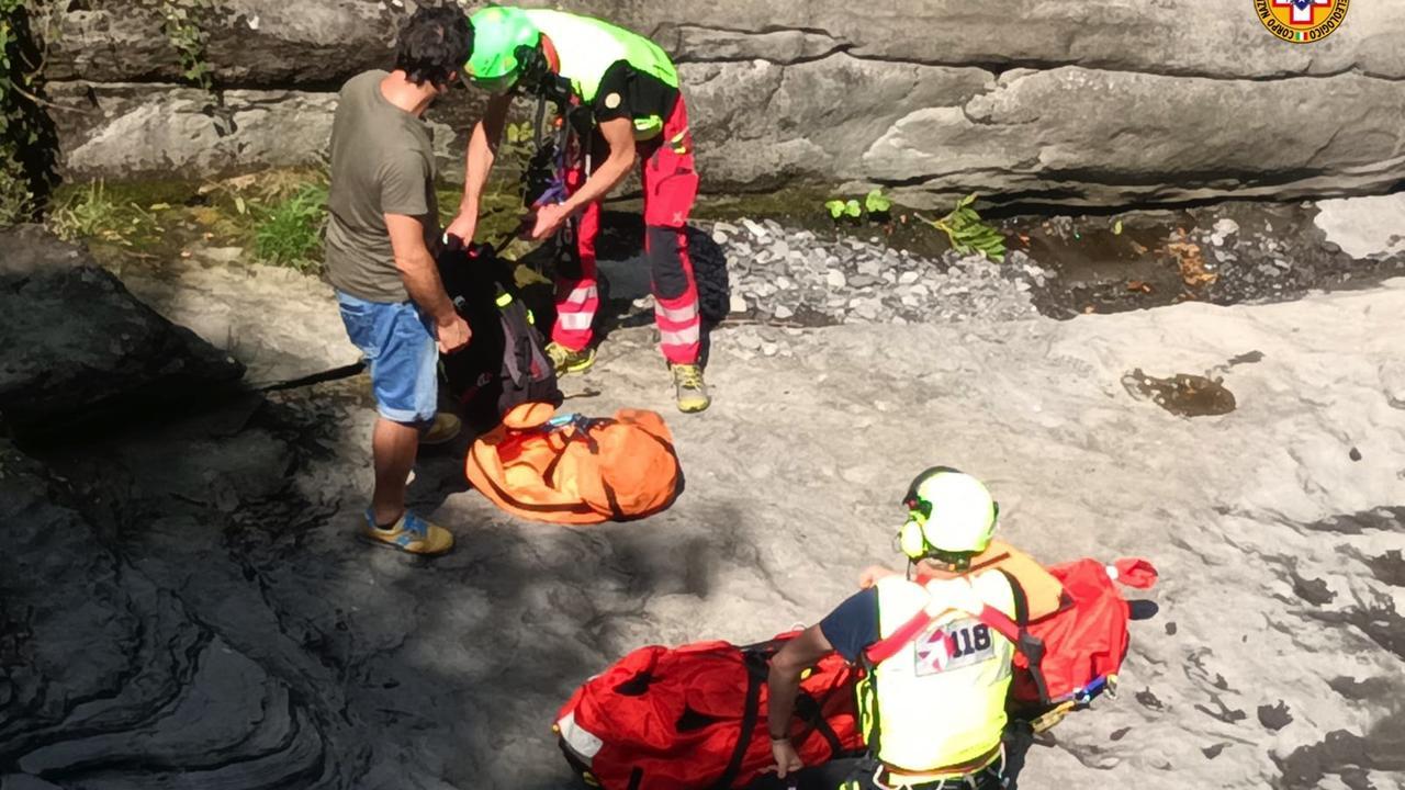 Cade nel greto del fiume durante un’escursione a Fanano, ferito un 62enne