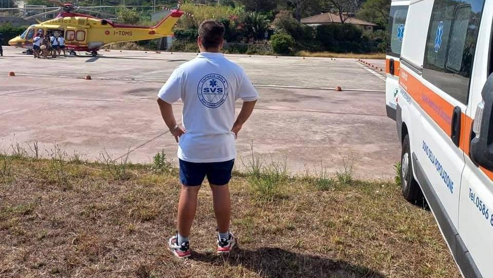 Un volontario Svs sulla piazzola dell'elisoccorso di Capraia