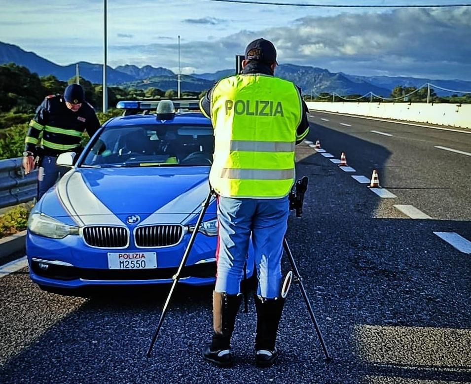 Olbia, percorre 6 chilometri contromano sulla 131 dcn: multato un turista