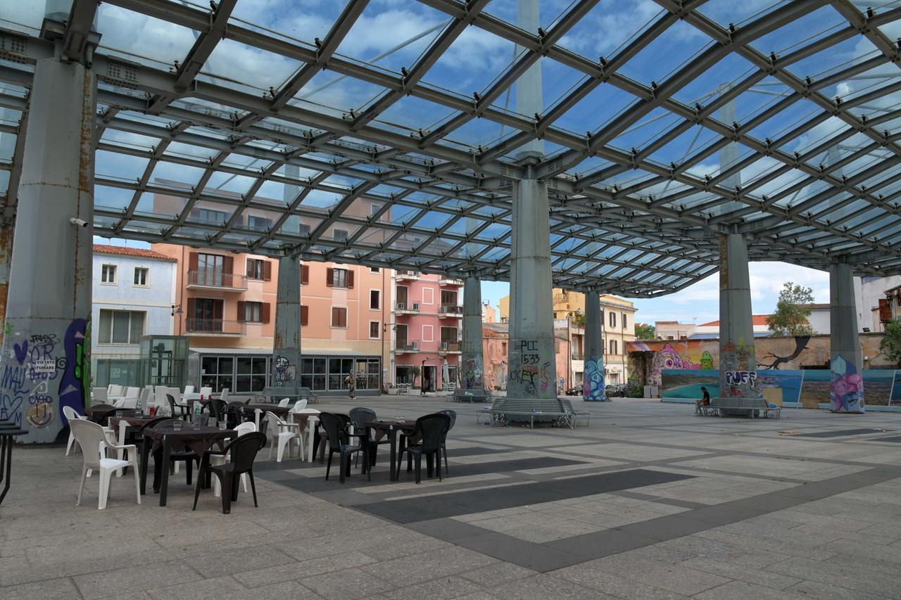 Olbia, non solo degrado in piazza Mercato: «In ostaggio della musica alta»