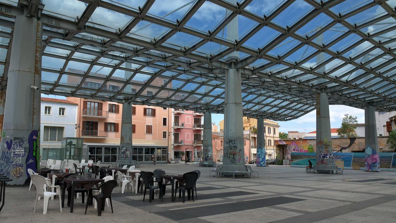 Olbia, non solo degrado in piazza Mercato: «In ostaggio della musica alta»