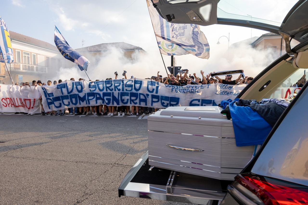 L’ultimo saluto a Filippo Pregnolato tra applausi e cori