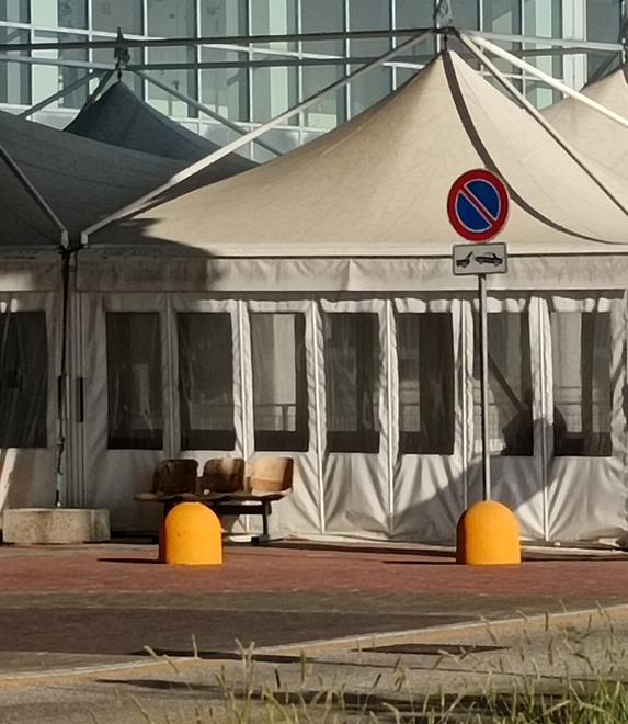 Ferrara, famiglia vive in un gazebo dell’ospedale