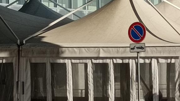 Ferrara, famiglia vive in un gazebo dell’ospedale