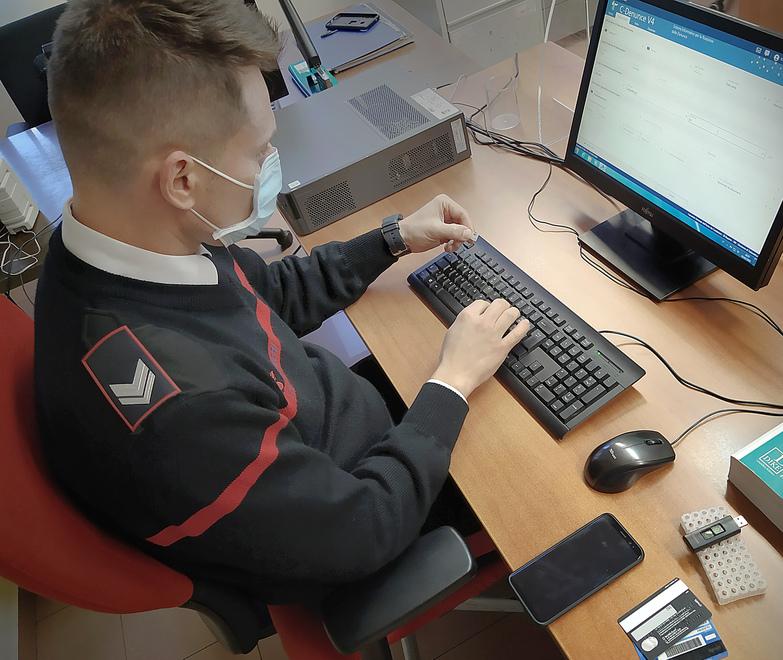 Sassari, risponde alla banca e ai carabinieri ma è una truffa: spariti 16mila euro 