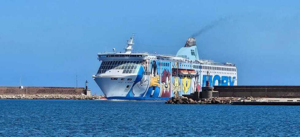Odissea sarda, su Tirrenia e Moby viaggi da incubo: «Ritardi, caldo e cabine sporche»