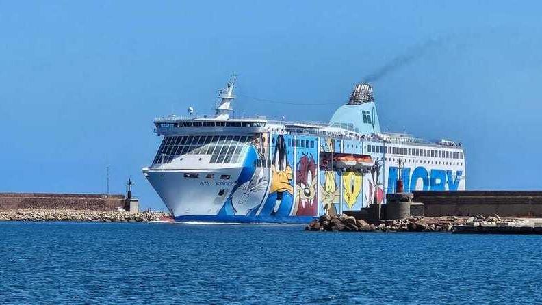 Odissea sarda, su Tirrenia e Moby viaggi da incubo: «Ritardi, caldo e cabine sporche»