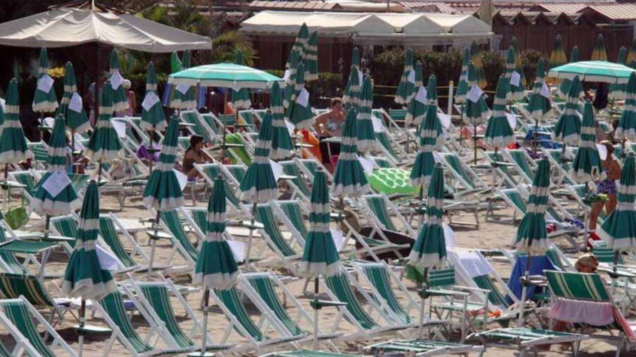 File di ombrelloni lungo il litorale toscano