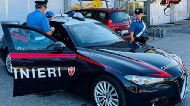 Ferrara, perseguita il fratello e la compagna poi si denuda in strada