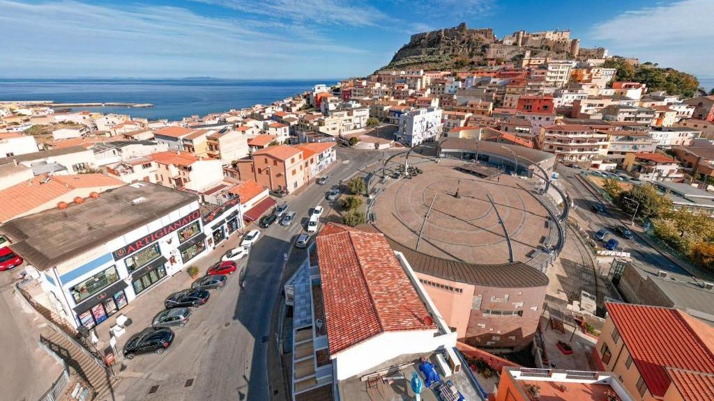 Terremoto nella Rocca dei Doria, la giunta sfratta il Maestro di Castelsardo da “piazza nuova”