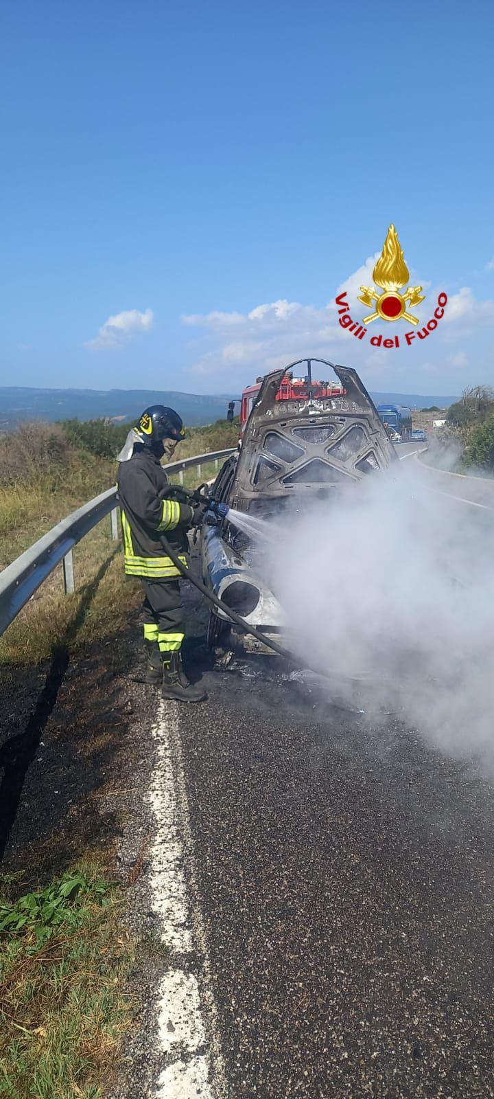Bosa, auto in fiamme sulla statale 129 in direzione Suni