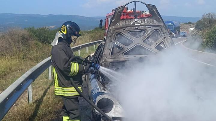 Bosa, auto in fiamme sulla statale 129 in direzione Suni