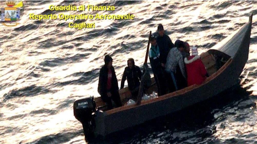 Quattro sbarchi di migranti in due giorni a Pula, Porto Pino e Carloforte