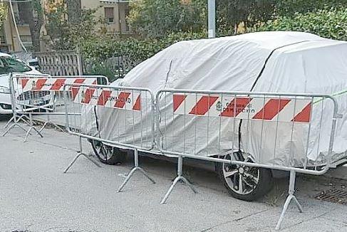 Sosta selvaggia a Porto Garibaldi, auto recintata con le transenne del Comune