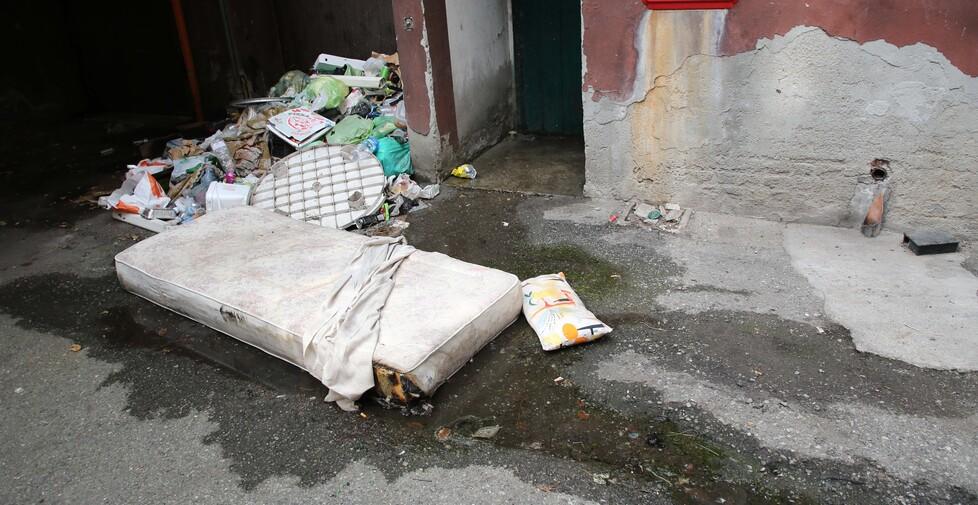 Un viaggio tra i rifiuti e i giacigli di fortuna in zona stazione
