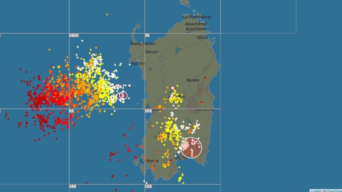 Una tempesta di fulmini si avvicina alla costa tra Alghero e Bosa